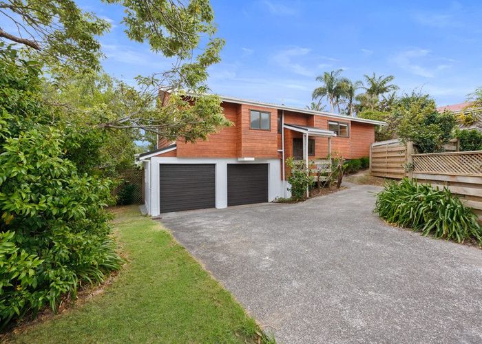  at 2/23 Marsh Avenue, Forrest Hill, Auckland