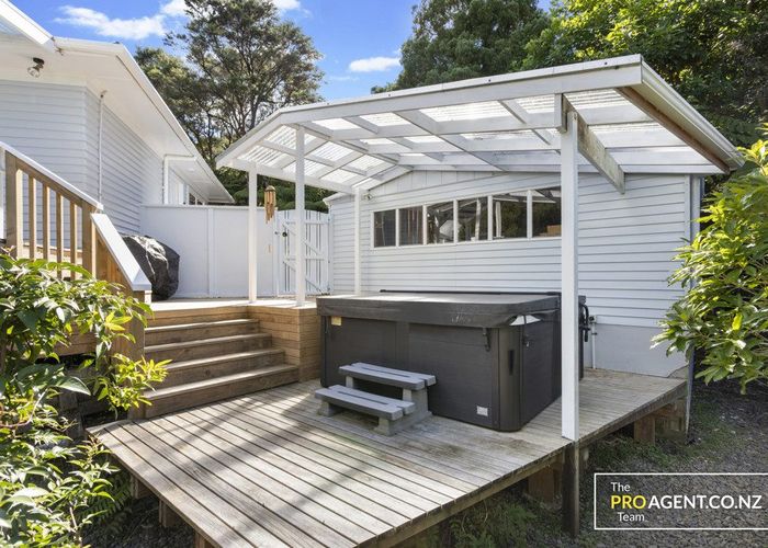  at 33 Lookout Drive, Laingholm, Auckland