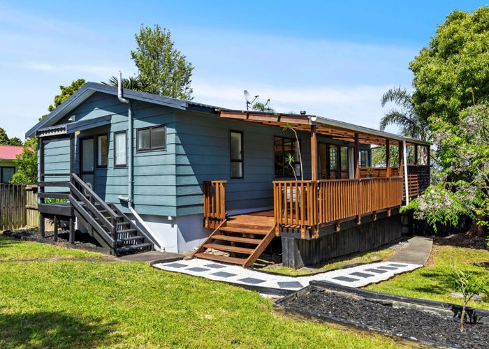  at 9 Hale Crescent, Bayview, Auckland