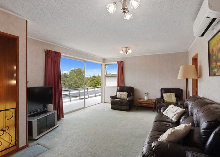  at 4 Halcombe Place, Green Bay, Waitakere City, Auckland