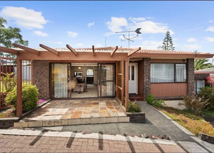  at 2/94 Prince Regent Drive, Half Moon Bay, Manukau City, Auckland