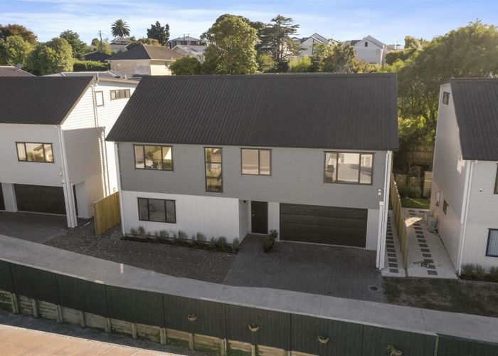  at 2/26 Hayr Road, Three Kings, Auckland