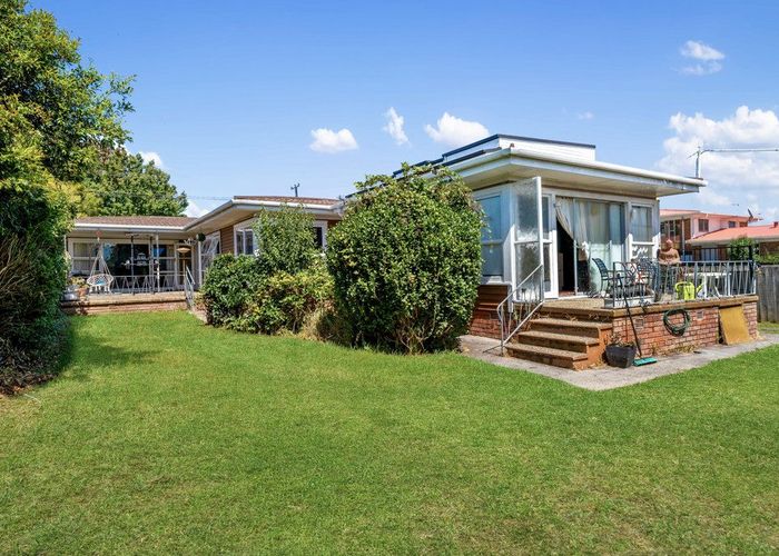  at 32 Woodford Avenue, Henderson, Waitakere City, Auckland