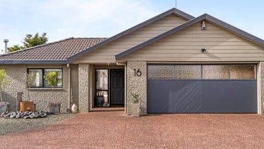  at 16 Taupiko Place, Green Bay, Auckland