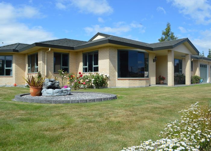  at 104 Broadway, Carterton