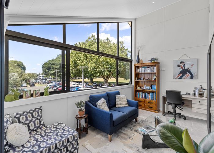  at 2/15 Cook Street, Hamilton East, Hamilton