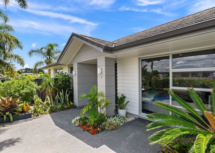  at 2 Paradise Point Place, One Tree Point