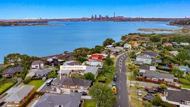  at 2/85 Sylvan Avenue, Northcote, Auckland