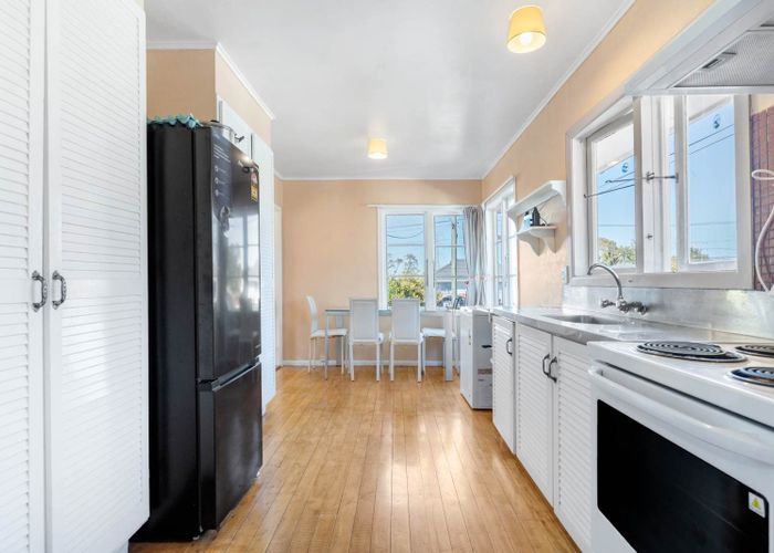  at 8 Devon Street, Te Atatu South, Waitakere City, Auckland