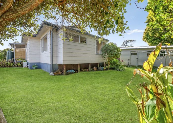  at 15 Darren Crescent, Half Moon Bay, Manukau City, Auckland