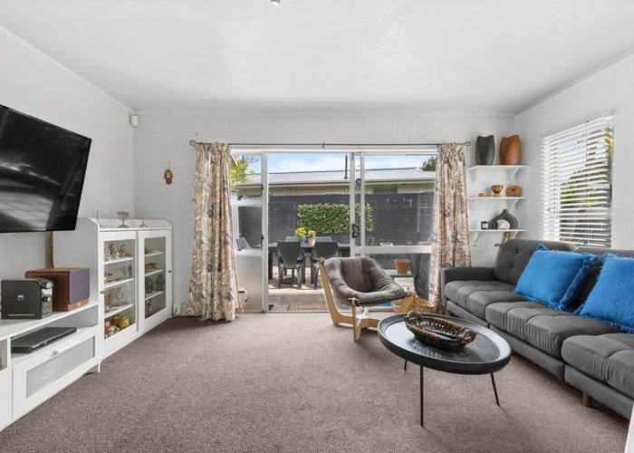  at 2/52 Merton Road, Saint Johns, Auckland City, Auckland