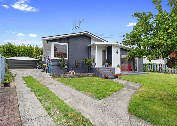  at 6 Parkdale Place, Glenview, Hamilton