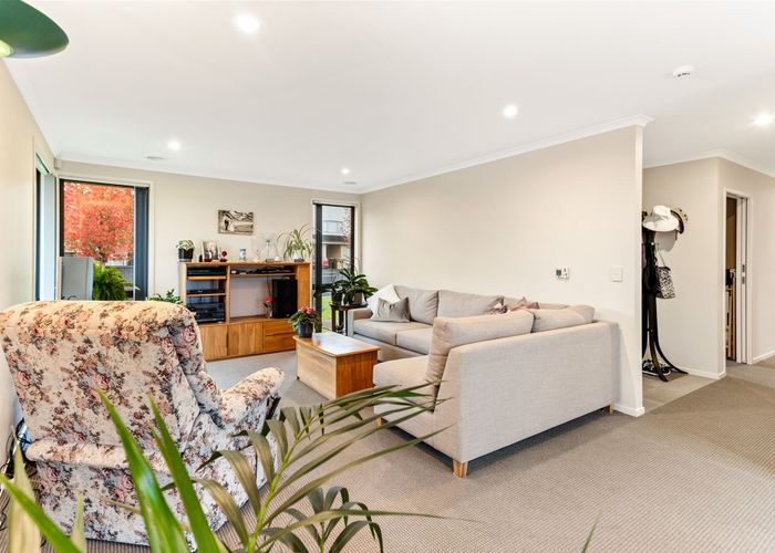  at 2 Stow Place, Henderson, Auckland