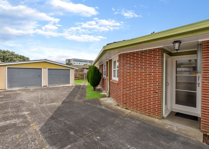  at 6 Michelle Place, Mangere, Auckland
