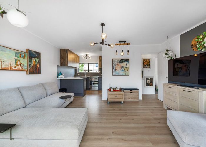  at 2/1 Forsythe Place, Massey, Waitakere City, Auckland