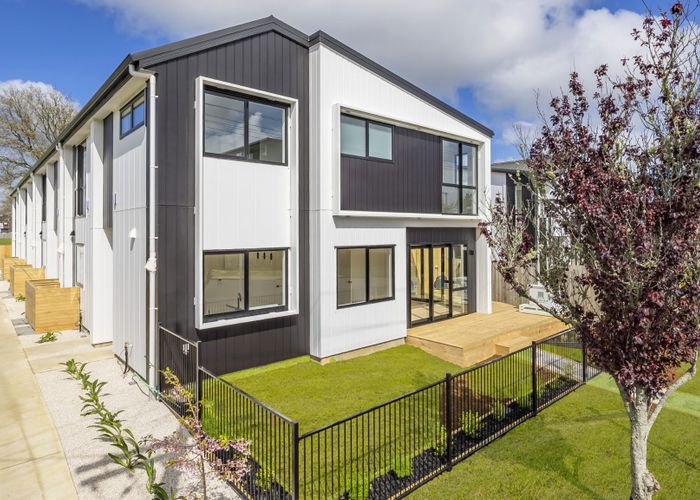  at 2/26 Smythe Road, Henderson, Auckland