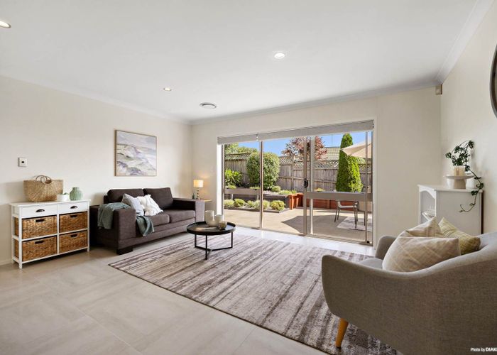  at 2/6 Carriage Close, Northpark, Manukau City, Auckland