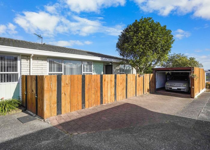  at 14 Leslie Place, Deanwell, Hamilton
