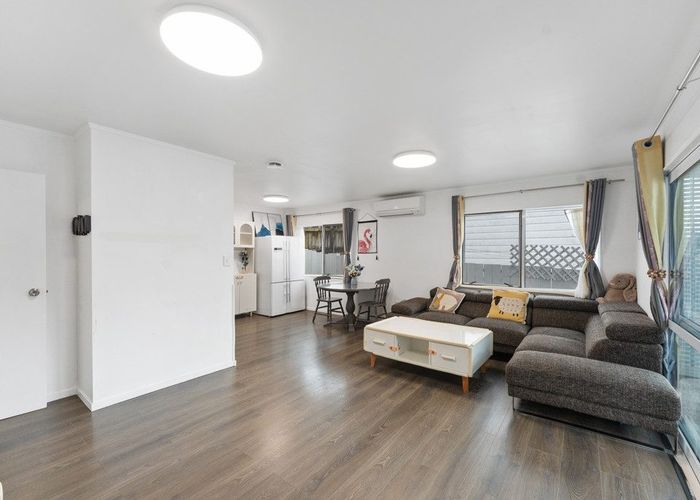  at 33A Lilburn Crescent, Massey West, Waitakere City, Auckland