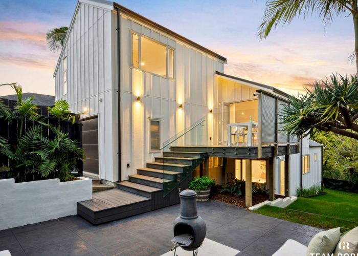  at 2/4 Richards Avenue, Forrest Hill, Auckland