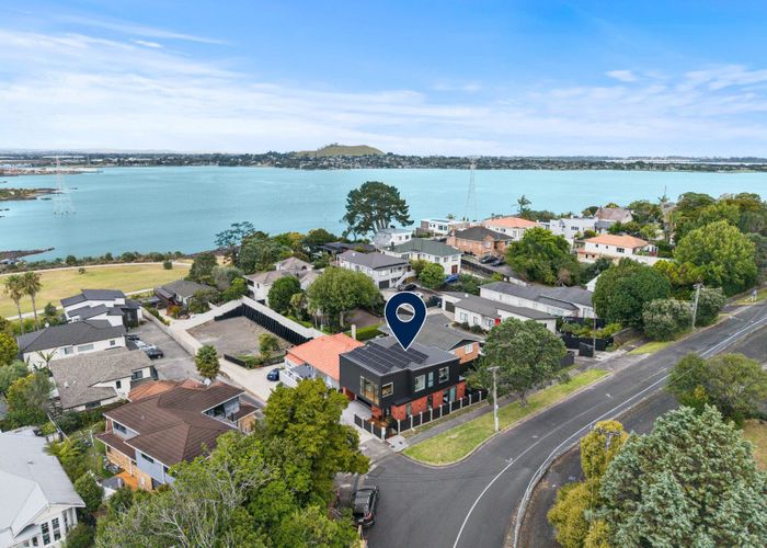  at 32 Seacliffe Road, Hillsborough, Auckland
