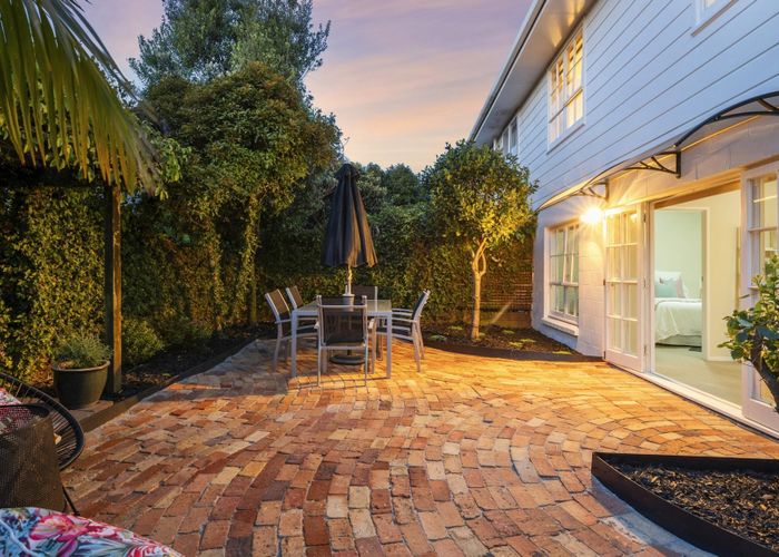  at 2/183 Shakespeare Road, Milford, Auckland
