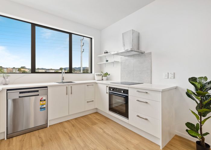  at 5 Bloom Crescent, Sunnyvale, Waitakere City, Auckland