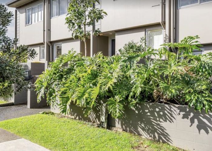  at 13/1 Gracechurch Drive, Flat Bush, Auckland