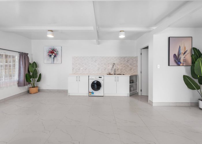  at 104 Parrs Cross Road, Sunnyvale, Auckland