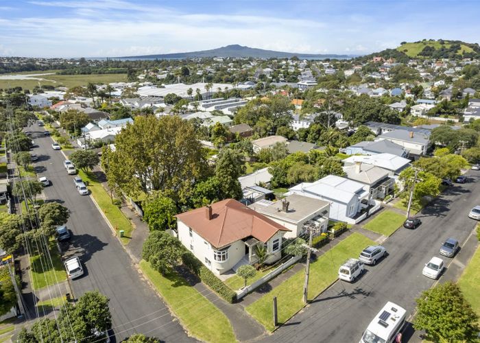  at 30 Rutland Road, Stanley Point, Auckland