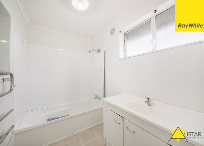  at 2/14 Cezanne Place, New Lynn, Waitakere City, Auckland