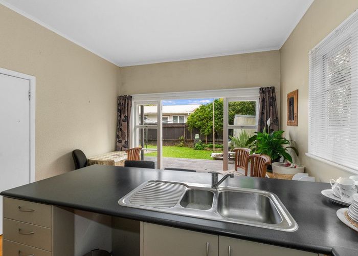  at 2 Riverpark Crescent, Henderson, Waitakere City, Auckland