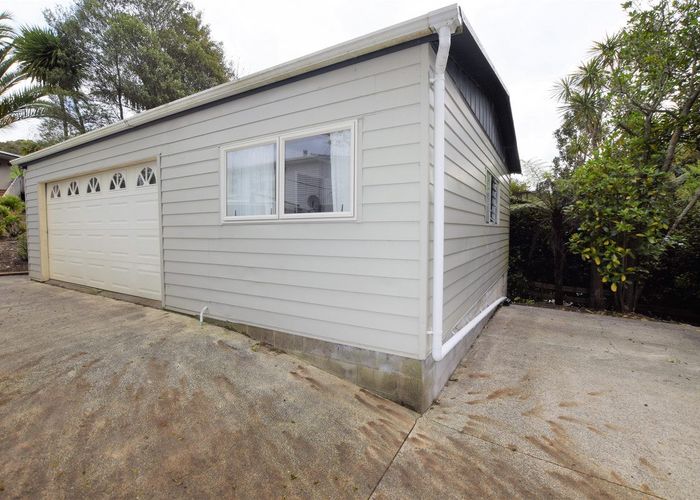  at 21 Grassmere Road, Henderson Valley, Auckland