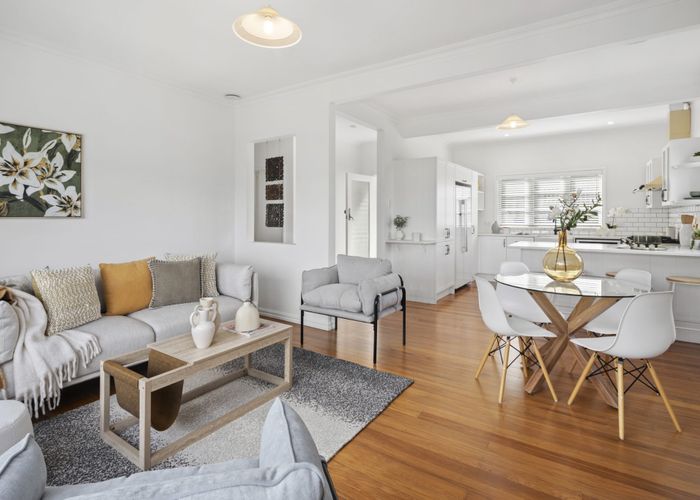  at 35 Nevay Road, Karaka Bays, Wellington