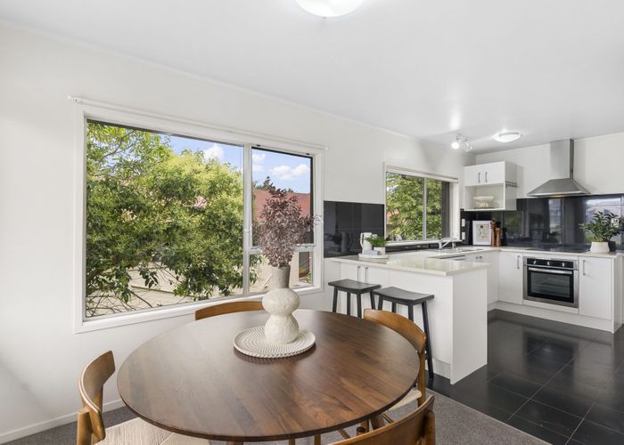  at 2/218 East Coast Road, Forrest Hill, North Shore City, Auckland