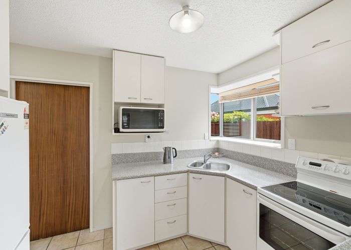  at 2/4 Gatonby Place, Avonhead, Christchurch City, Canterbury