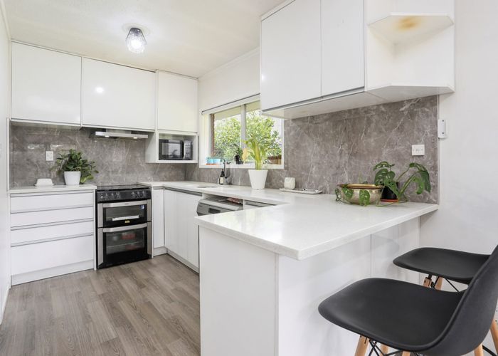  at 2/8 Stamford Park Road, Mount Roskill, Auckland
