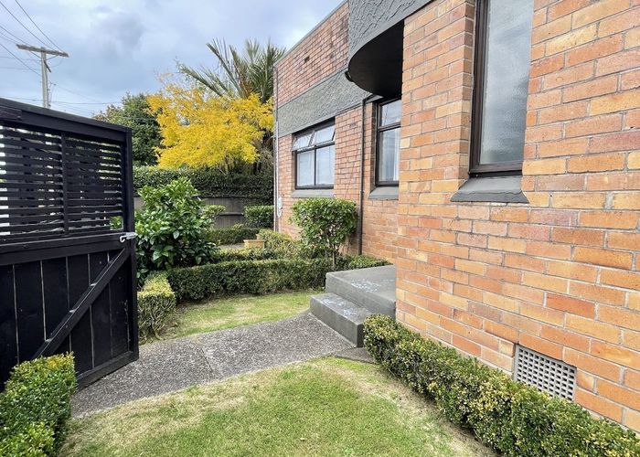  at 2/4 Momona Road, Greenlane, Auckland City, Auckland