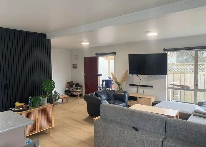  at 131C Queens Drive, Lyall Bay, Wellington