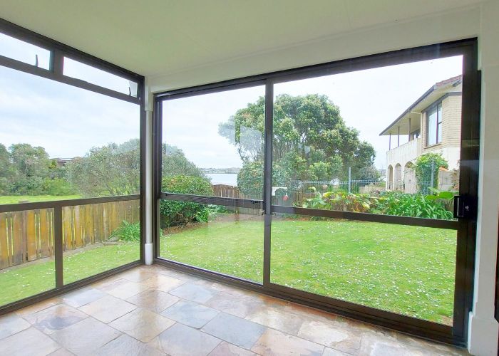  at 2/14 Bramley Drive, Farm Cove, Manukau City, Auckland