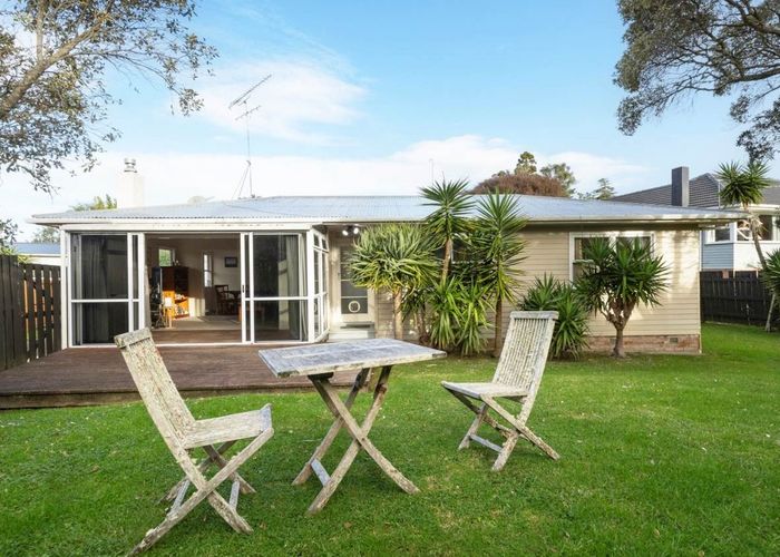  at 1/49 Hilling Street, Titirangi, Auckland