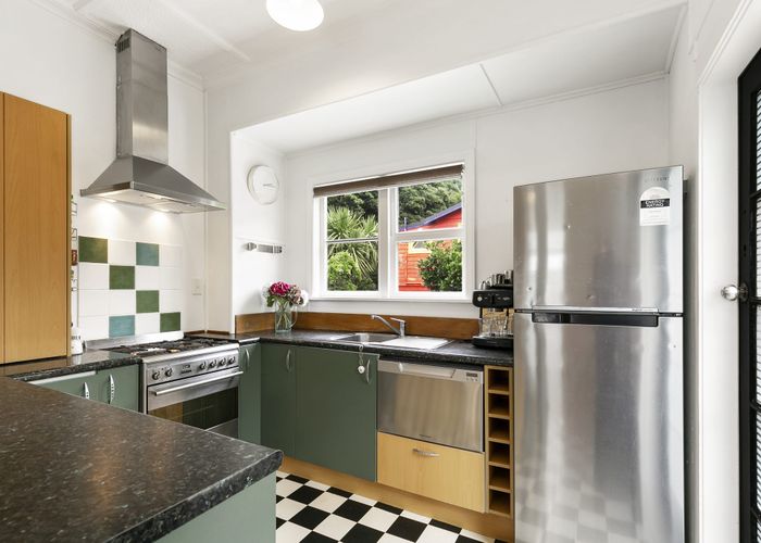  at 9 Cave Road, Houghton Bay, Wellington