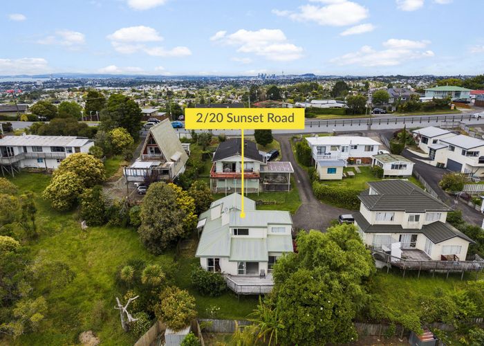  at 2/20 Sunset Road, Unsworth Heights, North Shore City, Auckland