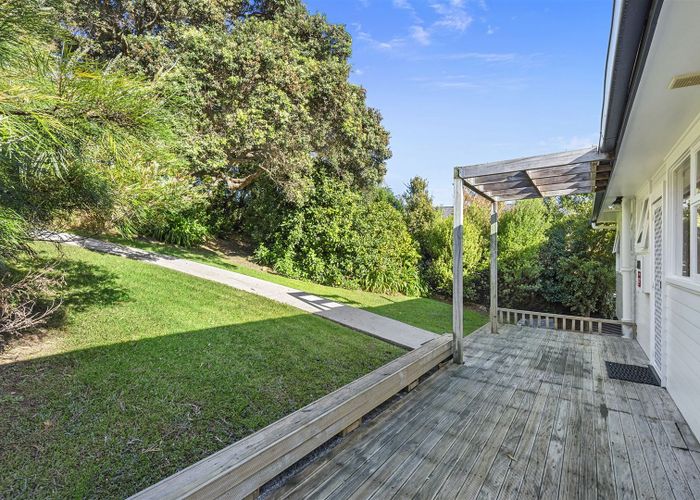 Free property data for 17 Holt Avenue, Torbay, Auckland homes.co.nz