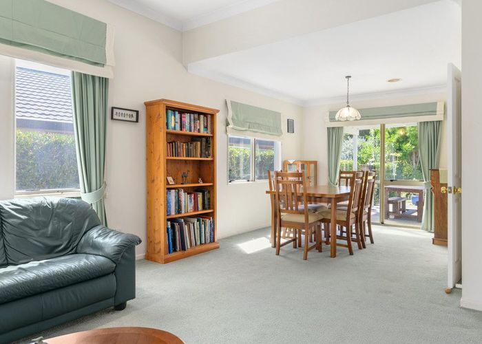  at 30 Huntington Drive, Huntington, Hamilton