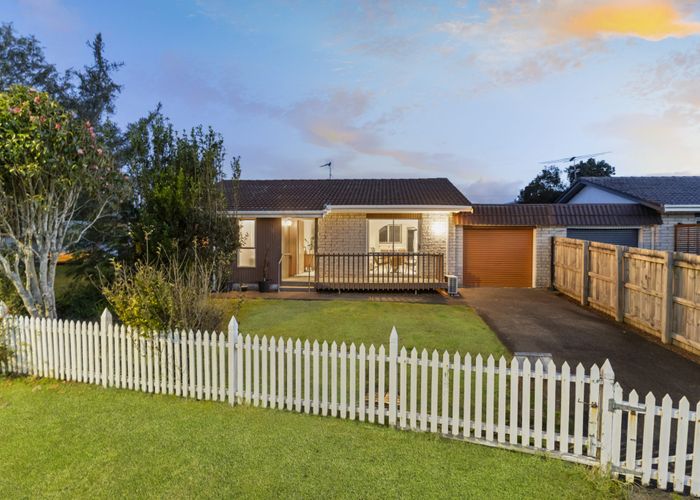  at 2/558 Swanson Road, Ranui, Auckland