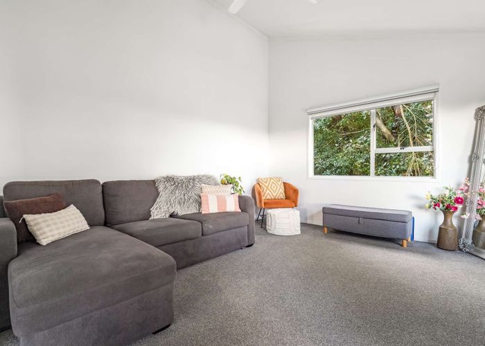  at 11 Beaudine Avenue, Glenfield, North Shore City, Auckland