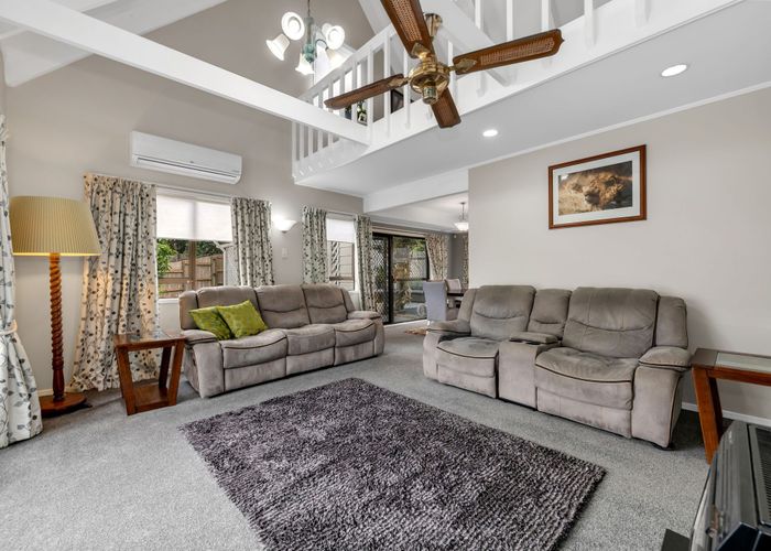  at 33 Orinda Close, Botany Downs, Auckland