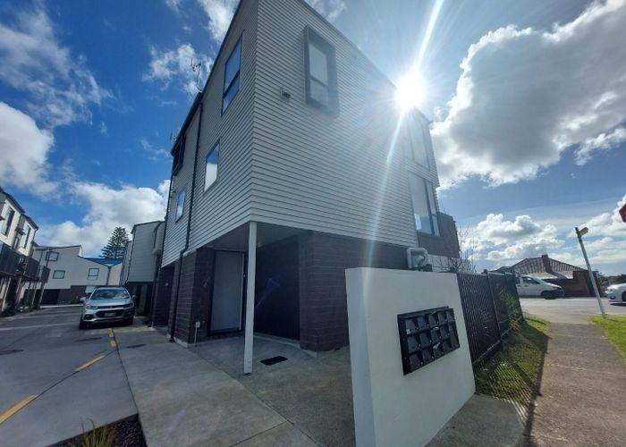  at 1/1 Fruitvale Road, New Lynn, Auckland