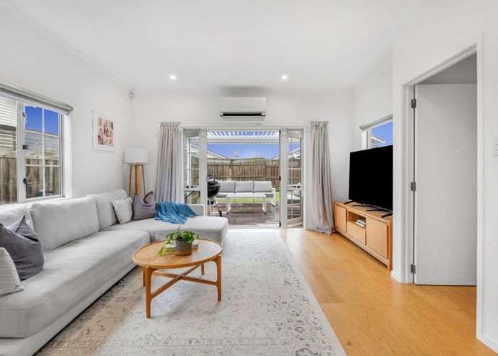  at 15 Mulvaney Crescent, Henderson, Waitakere City, Auckland